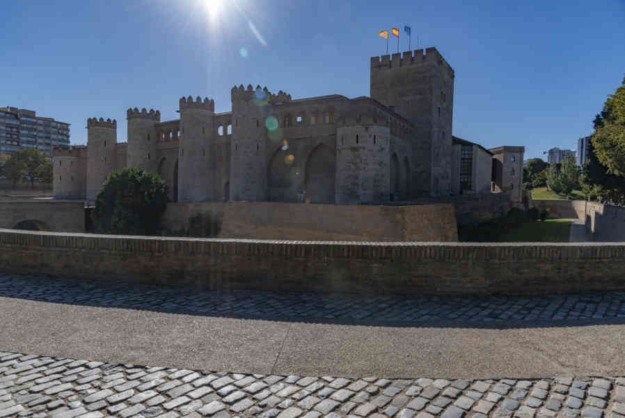 Zaragoza 084 - palacio de la Aljafería.jpg